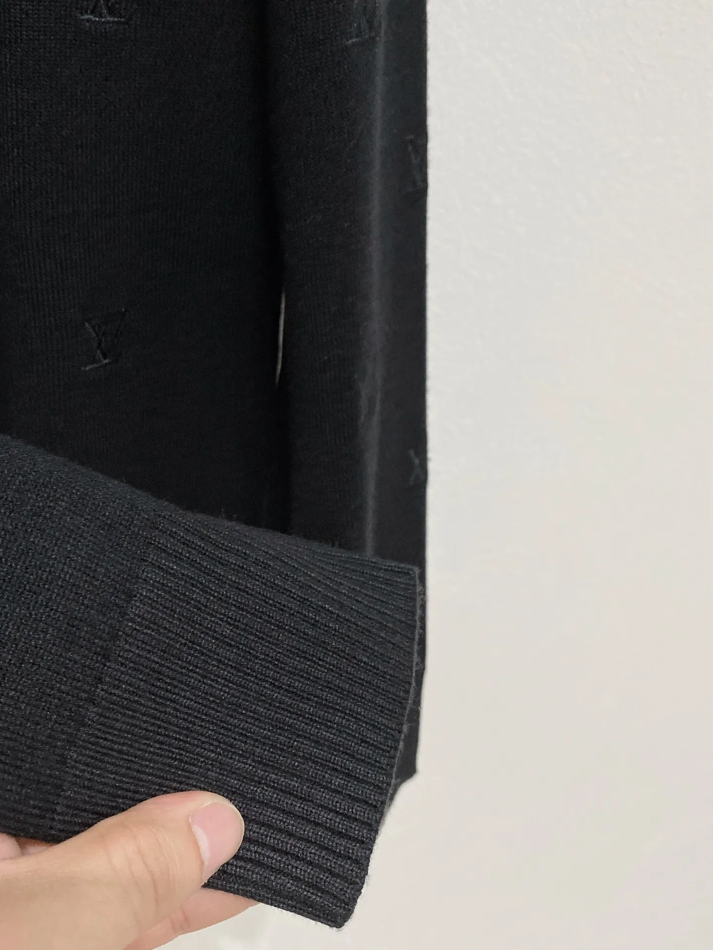 🅿️440 LV 2025 new wool blended round neck long sleeve sweater cardigan bottoming sweater, high-end version! The custom-made fabrics at the counter are highly breathable and comfortable, with impeccable details and brand element design concepts, reflecting high quality. It feels delicate and soft! It presents a casual cut and the upper body shape is great! 🐉Code size: M-3XL
